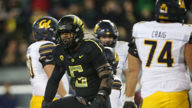 Oregon's Kayvon Thibodeaux, center, celebrates a second half stop against California. Eug 101521 Oregonfb 14